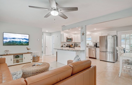 Walsingham House | Sunroom | Master King & Games | 3.4 Miles to IRB
