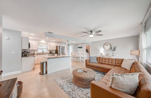 Walsingham House | Sunroom | Master King & Games | 3.4 Miles to IRB
