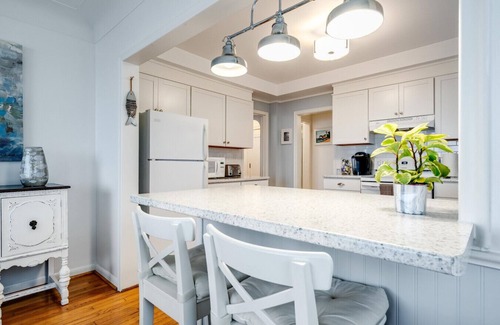 Leamington House | Sunroom Shores Lake Retreat Near Point Pelee