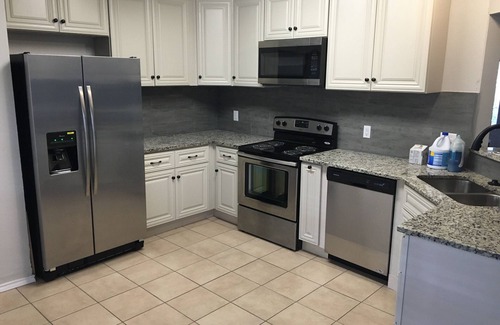 Cibolo House | Sunrose Cottage - Fresh & Clean - King Suite + free Wifi - Pet Friendly
