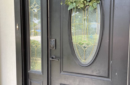 Cibolo House | Sunrose Cottage - Fresh & Clean - King Suite + free Wifi - Pet Friendly