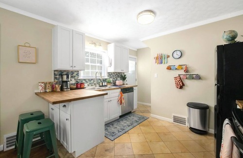 South Euclid House | Sunscape Bungalow: Themed Rooms, Library/Office, 20 min Downtown, Wifi, Games WD