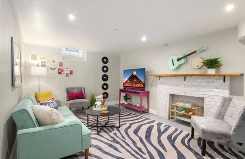 South Euclid House | Sunscape Bungalow: Themed Rooms, Library/Office, 20 min Downtown, Wifi, Games WD