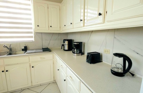 West Coast House | SUNSEEKERS - Spacious, newly renovated family home, close to airport & beach