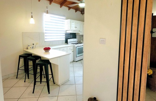 West Coast House | SUNSEEKERS - Spacious, newly renovated family home, close to airport & beach