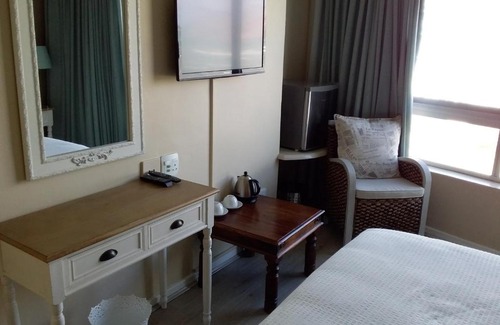 Strand Hotel | Sunset 786 Holiday Accom-212