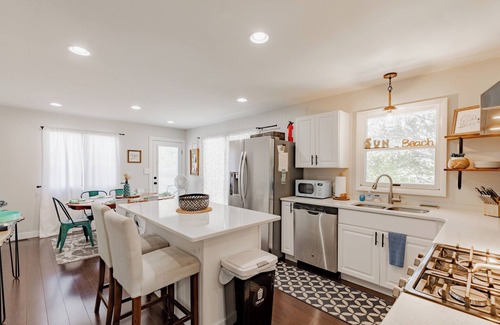 Beulah Cottage | Sunset Alley Cottage - Cozy 3-bedroom cottage with WiFi, AC in charming Beulah