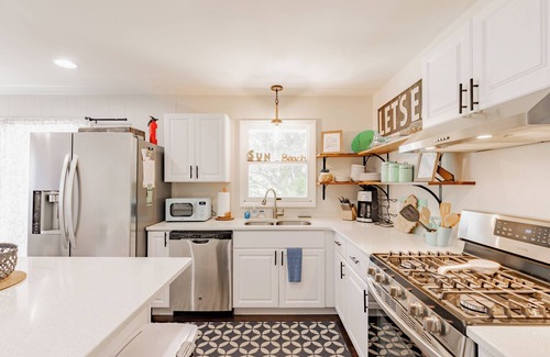 Beulah Cottage | Sunset Alley Cottage - Cozy 3-bedroom cottage with WiFi, AC in charming Beulah