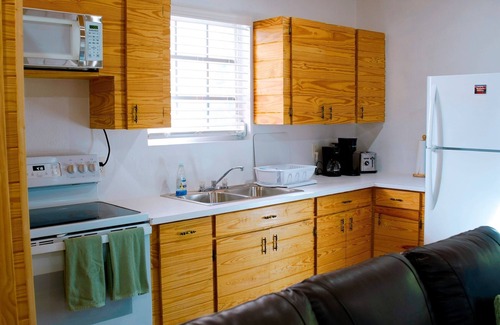 Spanish Wells House | Sunset Bay - Charming 1-Bedroom House with Ocean/Canal Views