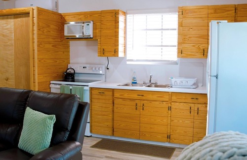 Spanish Wells House | Sunset Bay - Charming 1-Bedroom House with Ocean/Canal Views