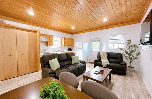 Spanish Wells House | Sunset Bay - Charming 1-Bedroom House with Ocean/Canal Views