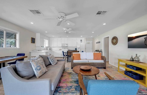Kingsland House | Sunset Beach Bungalow- Lakefront w/Views & Beach