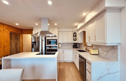 Utterson Cottage | Sunset Bliss Cottage with Lake