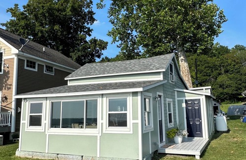 Moravia Cottage | Sunset Bungalow on the water