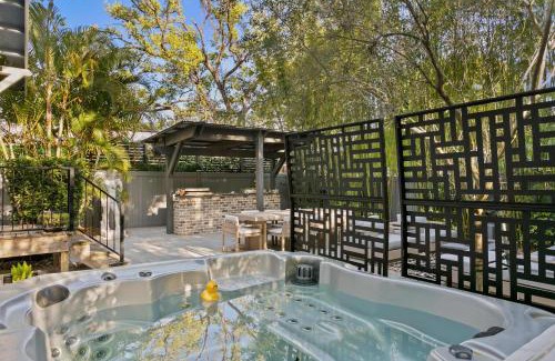 Riverside Heights House | Sunset Bungalow with hot tub - 6ppl