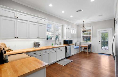 Riverside Heights House | Sunset Bungalow with hot tub - 6ppl