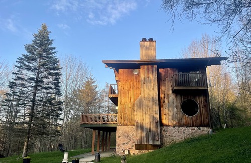 Salamanca House | Sunset Cedar Chalet: Getaway in Ellicotville