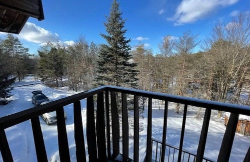 Salamanca House | Sunset Cedar Chalet: Getaway in Ellicotville
