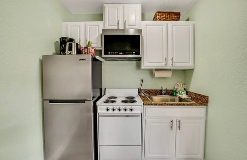 Redington Beach Condo | Sunset Corner - Beach View & Heated Pool!