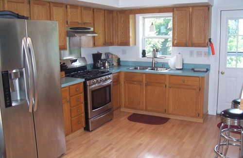 Hudson Cottage | Sunset Cottage: 3 bedrooms, sleeps 6, views, pet friendly, firepit, media room!