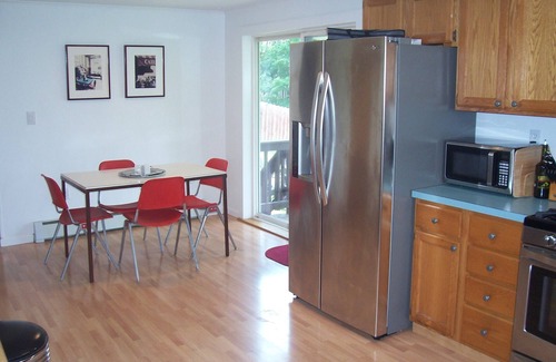 Hudson Cottage | Sunset Cottage: 3 bedrooms, sleeps 6, views, pet friendly, firepit, media room!