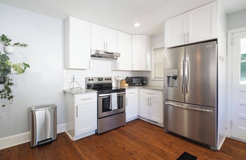 Winston - Salem House | Sunset Cottage: Charming 2-bdrm house w/king bed in WinstonSalem; great locatio