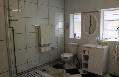 Barrydale Apartment | Sunset Cottage - Cheerful 1 Bedroom Cottage