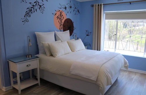 Barrydale Apartment | Sunset Cottage - Cheerful 1 Bedroom Cottage