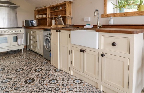 Saint Goran House | SUNSET COTTAGE, pet friendly, with a garden in Gorran Churchtown