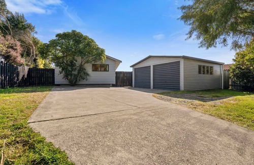 Waikanae House | Sunset Cottage - Waikanae Beach Holiday Home