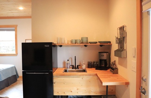 Clyde Cottage | Sunset Cottage with Beautiful Blue Ridge Mountain Views