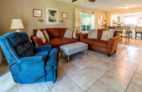 Seven Mile Beach Condo | Sunset Cove 2 Bed/2Bath Condo on Seven Mile Beach with Discounted Boat Charters