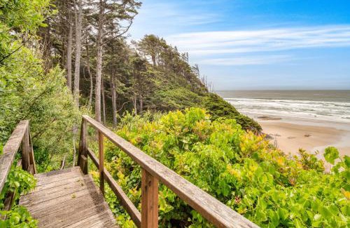 Arch Cape House | Sunset Cove by AvantStay Beachfront w Balcony