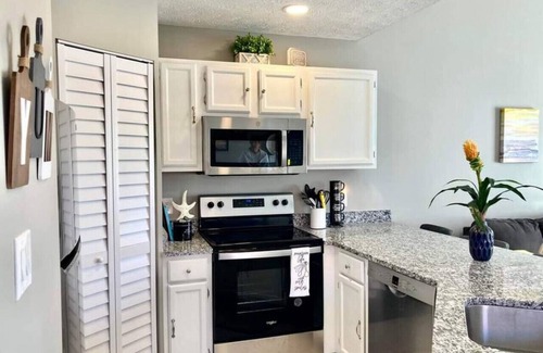 Gulf Lagoon Beach House | Sunset Dreams King Bed 5 Min Walk to Beach!