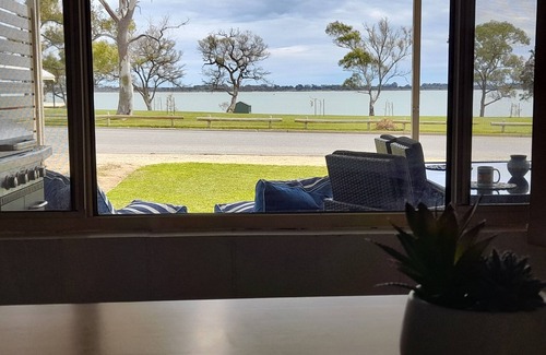 Barmera Cottage | "Sunset Dreamz" Lake front accommodation with 180 degree Lake Bonney views