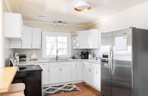 Selkirk Cottage | Sunset Escape | Hot Tub, Pet-Friendly & Firepit