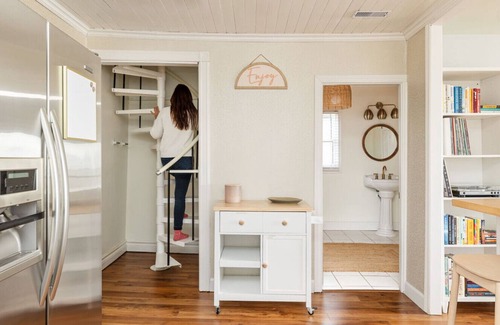 Selkirk Cottage | Sunset Escape | Hot Tub, Pet-Friendly & Firepit
