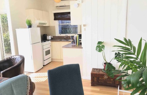Frankston Apartment | Sunset Garden Hideaway by the Beach