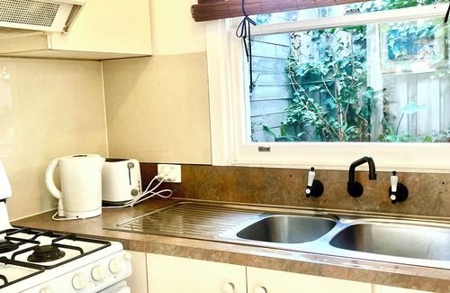 Frankston Apartment | Sunset Garden Hideaway by the Beach