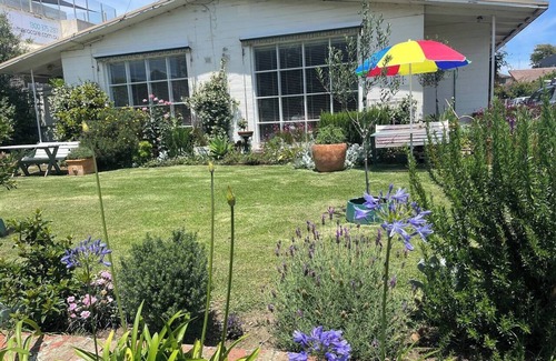 Frankston Apartment | Sunset Garden Hideaway by the Beach