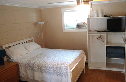 Lambton Shores House | Sunset Getaway 4 min walk to the beach! Family of 4