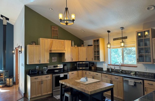 Divide House | Sunset Grove: New Hot Tub-Stunning Views-Game Room