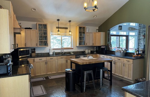 Divide House | Sunset Grove: New Hot Tub-Stunning Views-Game Room