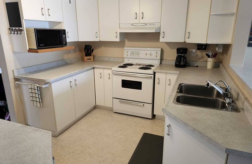 Fenelon Falls Cottage | Sunset Haven in Fenelon Falls - Beautiful weed-free waterfront with AC/WIFI! n
