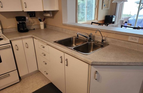 Fenelon Falls Cottage | Sunset Haven in Fenelon Falls - Beautiful weed-free waterfront with AC/WIFI! n