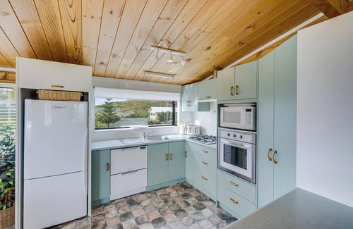 Mahia House | Sunset Haven - Mahia Holiday Home