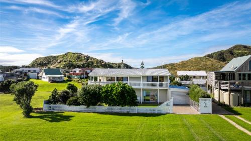 Mahia House | Sunset Haven - Mahia Holiday Home