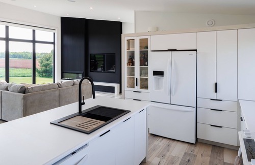 Kensington House | Sunset Hideaway . Beautiful New & Modern Full Home Rental