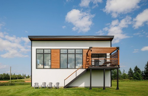 Kensington House | Sunset Hideaway . Beautiful New & Modern Full Home Rental