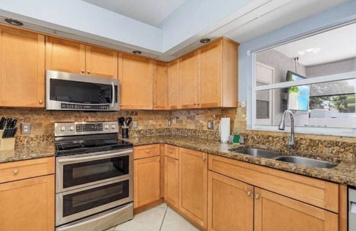 Trafalgar House | Sunset Hideaway- w/htd pool! 6-night minimum stay